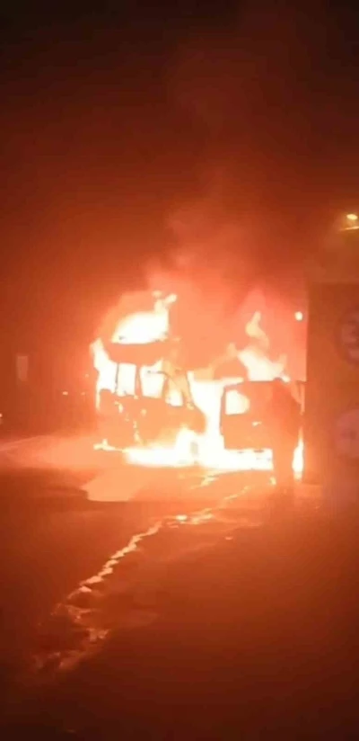 &Ccedil;arpışan 2 ara&ccedil; alev topuna d&ouml;nd&uuml;: 2 yaralı
