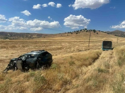 &Ccedil;arpışmaktan ka&ccedil;tılar kazadan ka&ccedil;amadılar: 2 yaralı
