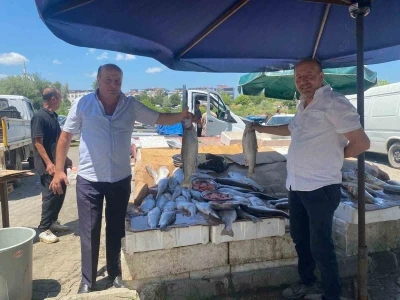 &Ccedil;arşambalı balık&ccedil;ı ikizler 40 yıldır aynı tezgahta
