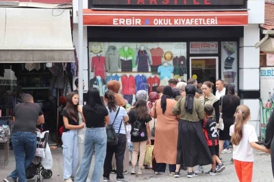 Çarşı’da okul kıyafetleri yoğunluğu
