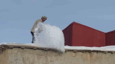 &Ccedil;atak&rsquo;ta kar mesaisi: Vatandaşlar damlarda kar temizlemeye başladı
