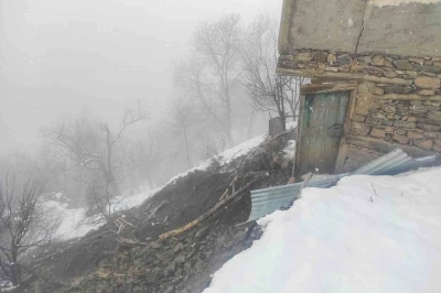 &Ccedil;atak&rsquo;ta toprak kayması: 2 katlı ev hasar g&ouml;rd&uuml;
