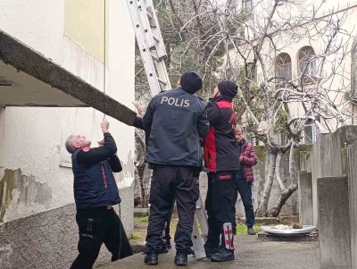 &Ccedil;atı katında mahsur kalan kediyi polis ve itfaiye kurtardı
