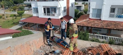 &Ccedil;atı tadilatında &uuml;zerine su deposu devrilen iş&ccedil;i yaralandı
