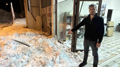 &Ccedil;atıda biriken kar dehşeti: İş yeri sahibi &ouml;l&uuml;mden d&ouml;nd&uuml;
