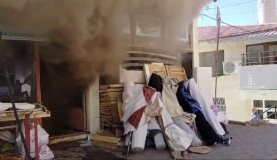 Çatıda çıkan yangın iş yerine sıçradı
