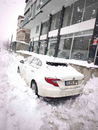 &Ccedil;atıda &ccedil;&ouml;z&uuml;len kar k&uuml;tlesi otomobilin &uuml;zerine d&uuml;şt&uuml;
