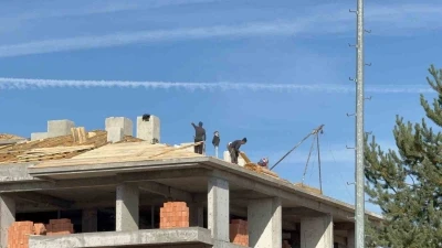 Çatıda tedbirsiz çalışan işçiler yürekleri ağza getirdi: O anlar kameraya yansıdı
