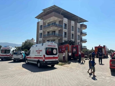 &Ccedil;atıdaki kartonlar alev aldı, 4 kişi dumandan etkilendi
