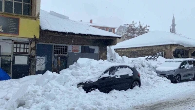 &Ccedil;atıdan d&uuml;şen kar k&uuml;tlesi araca zarar verdi
