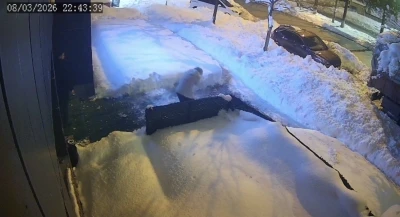 &Ccedil;atıdan d&uuml;şen kar k&uuml;tlesi az daha can alıyordu
