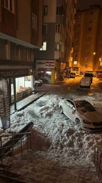 &Ccedil;atıdan d&uuml;şen kar k&uuml;tlesi otomobili kullanılamaz hale getirdi
