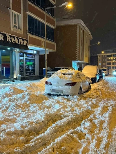 &Ccedil;atıdan d&uuml;şen kar k&uuml;tlesi park halindeki otomobile zarar verdi
