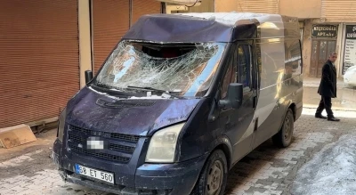 &Ccedil;atıdan d&uuml;şen kar k&uuml;tlesi seyir halindeki minib&uuml;se zarar verdi
