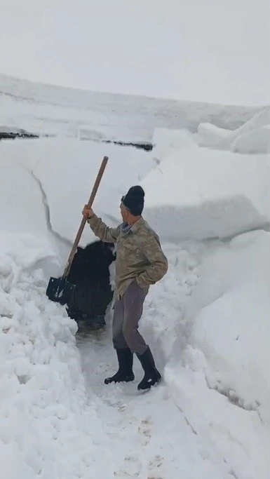 &Ccedil;atıdan d&uuml;şen kar k&uuml;tlesinden saniyelerle kurtuldu
