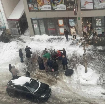 &Ccedil;atıdan d&uuml;şen kar k&uuml;tlesinin altında kalan kadın hayatını kaybetti

