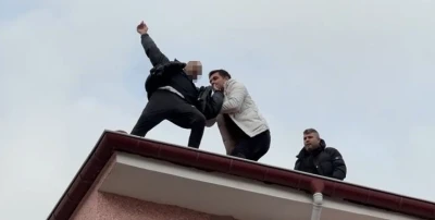 &Ccedil;atıdan d&uuml;şmek &uuml;zereyken son anda emniyet m&uuml;d&uuml;r&uuml; kurtardı
