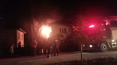 &Ccedil;atıdan y&uuml;kselen alevler hızla yayılarak iki katlı evi k&uuml;le &ccedil;evirdi
