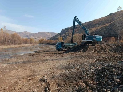 Çatıksu köyünde dere yatağı temizlendi
