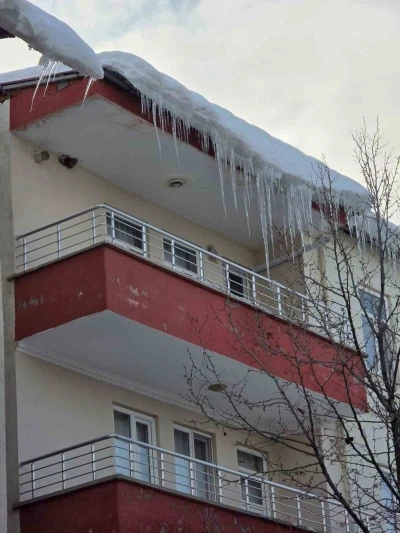 &Ccedil;atılardaki buz k&uuml;tleleri tehlike sa&ccedil;ıyor
