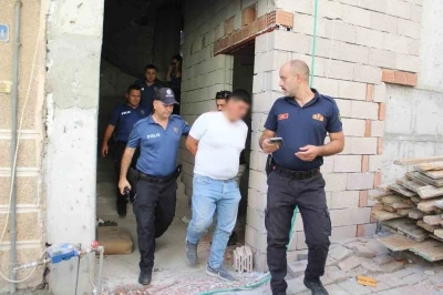 Çatıya çıkan şahsı ekipler ikna edip indirdi
