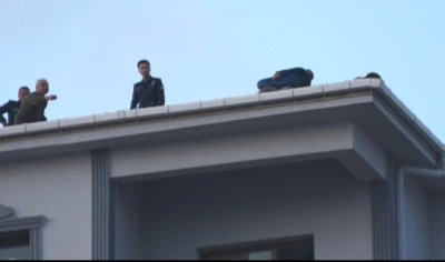 Çatıya çıktı, 80 bin TL’lik alacağını tahsil edince ikna olup indi
