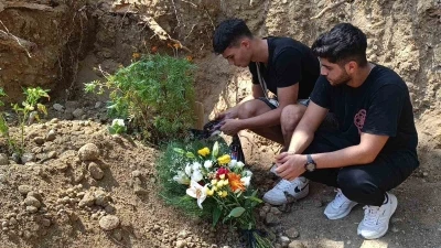 Çatıya hortum bağlayıp 3. kattaki evin balkonuna inmek isterken düşüp ölen  antrenör son yolculuğuna uğurlandı
