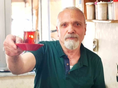 &Ccedil;ay demlerken şiir yazıyor: 40 yıllık &ccedil;aycı şiirleriyle g&ouml;n&uuml;l ısıtıyor
