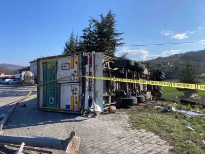 &Ccedil;ay y&uuml;kl&uuml; tır devrildi: 1 yaralı
