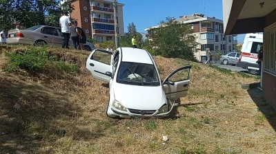 Çaycuma’da iki otomobil çarpışınca araç yoldan çıktı: 1 yaralı
