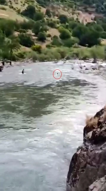 &Ccedil;ayda kaybolmuştu, akıntıya kapıldığı anlar kameraya yansıdı
