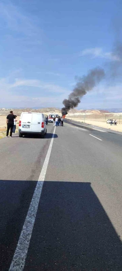 Çayırhan-Nallıhan yolu üzerinde kaza yapan araç yandı
