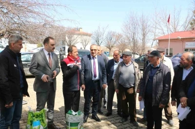&Ccedil;ayırlı&rsquo;da 133 &ccedil;ift&ccedil;iye 10 ton yonca tohumu desteği
