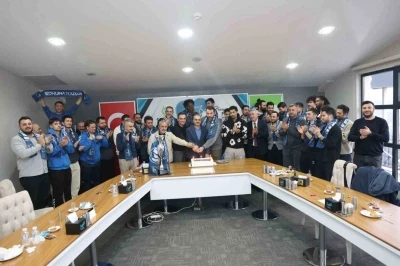 &Ccedil;ayırova Belediye Başkanı &Ccedil;ift&ccedil;i, şampiyon basketbolcularla bir araya geldi
