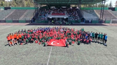 &Ccedil;ayırova&rsquo;da 19 Mayıs coşkusu yeşil sahaya taşındı
