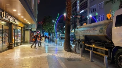 &Ccedil;ayırova&rsquo;da bayram &ouml;ncesi cadde ve sokaklar yıkanıyor
