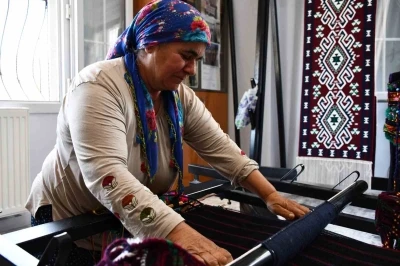 Cefakar anne, heybe yaparak d&ouml;rt &ccedil;ocuk okuttu
