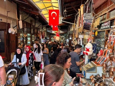 Çekiç seslerinin hiç susmadığı Gaziantep’teki Bakırcılar Çarşısı turistlerin gözdesi
