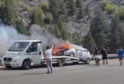 Çekici üzerindeki otomobil alev alev yandı
