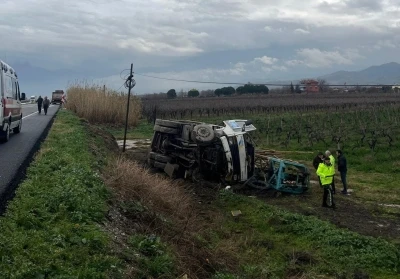 &Ccedil;ekiciden savrulan kamyon şarampole u&ccedil;tu

