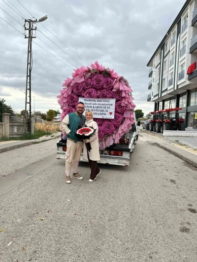 Çekiciyle dev bir çiçek buketi göndererek eşinden özür diledi
