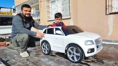 &Ccedil;ekiciyle gelen doğum g&uuml;n&uuml; s&uuml;rprizi y&uuml;zleri g&uuml;ld&uuml;rd&uuml;

