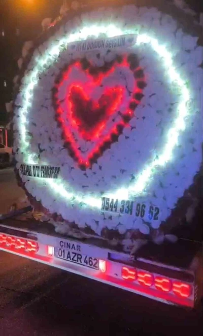 Çekiciyle trafikte &quot;İyi ki doğdun sevgilim&quot; sürprizi pahalıya patladı
