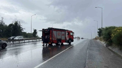 &Ccedil;ekmek&ouml;y&rsquo;de bariyerlere &ccedil;arpan ambulans devrildi: 1 yaralı
