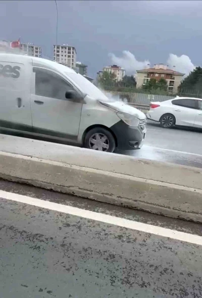 &Ccedil;ekmek&ouml;y&rsquo;de yanan otomobil vatandaşların m&uuml;dahalesiyle s&ouml;nd&uuml;r&uuml;ld&uuml;
