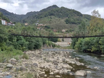 Çelik halatlara bağlı ahşap köprü köylülerin korkulu rüyası

