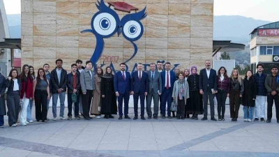 Cem Şahin ve Rekt&ouml;r Kırışık Sosyalfest&rsquo;te &ouml;ğrencilerle buluştu
