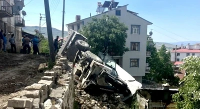 &Ccedil;emişgezek&rsquo;te iş makinesi devrildi
