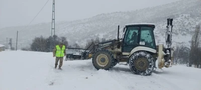&Ccedil;emişgezek&rsquo;te karla kaplı yol a&ccedil;ıldı, ekipler hasta inek i&ccedil;in seferber oldu
