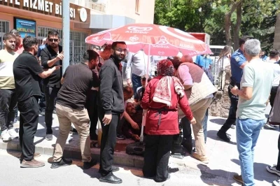 Cenaze &ccedil;ıkışında yol verme kavgası kanlı bitti: 1 yaralı, 2 g&ouml;zaltı
